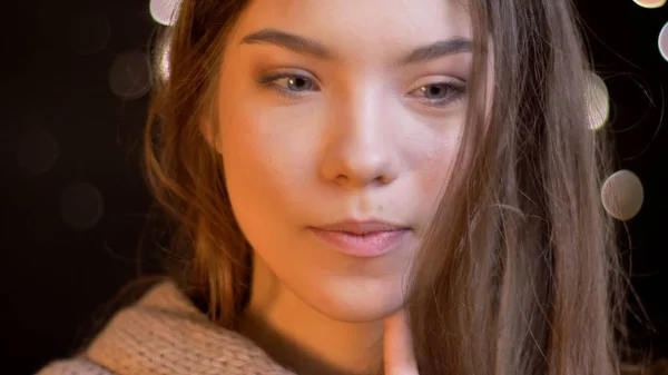 Retrato de close-up de jovem atraente mulher caucasiana com cabelo morena sendo pensativo em contemplação com fundo bokeh — Fotografia de Stock