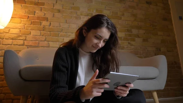 Closeup portret van jonge mooie Kaukasische vrouwelijke texting op de tafel in een gezellig huis binnenshuis — Stockfoto