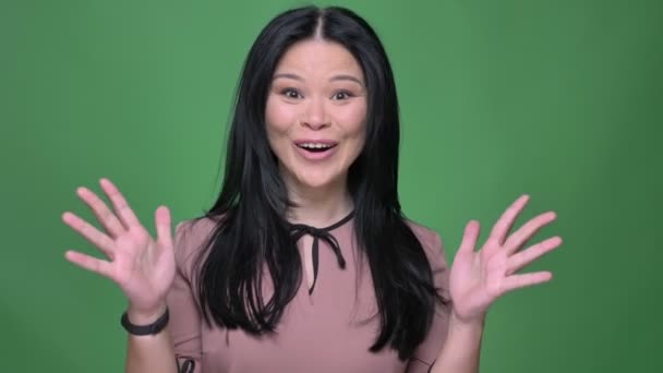 Portre çekimleri siyah saç elde olan genç çekici Asyalı kadın kamera önünde kutlama sürpriz — Stok video