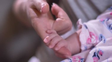Anne ve bebek elleri birbirine dokunmadan yakın çekim shot.