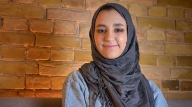 Rahat evde kamera kapalı düz görünümlü hijab genç çekici Müslüman kadın çekim çekim