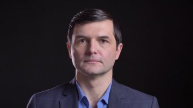 Siyah üzerinde izole arka plan ile kamera düz görünümlü yetişkin çekici beyaz adam Cloesup ateş