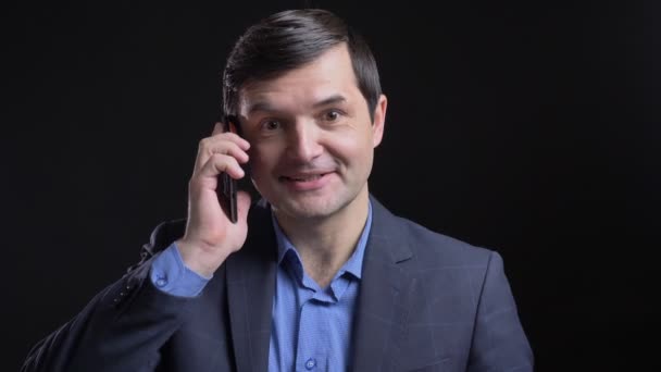 Cloesup strzelać dorosłych atrakcyjny kaukaski mężczyzna o rozmowie na telefon z tła na białym tle na czarno — Wideo stockowe