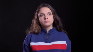 Beyaz uzun esmer arka plan siyah üzerinde izole kadın genç neşeli sevimli seyir