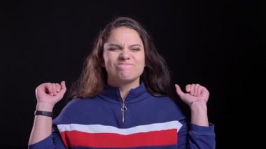 Yetişkin endişe beyaz kadın parmaklar geçti ve sinirli arka plan siyah üzerinde izole kamera düz görünümlü dua, açık portre