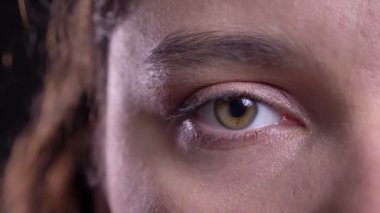 Çekim yarım yüz çekim yetişkin kadın yüz kahverengi göz ile düz görünümlü kamera yanıp sönen hareket
