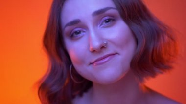 Genç çekici beyaz kadın sevimli çekim çekim mutlu Neon kırmızı arka plan ile kamera bakarak gülümseyen