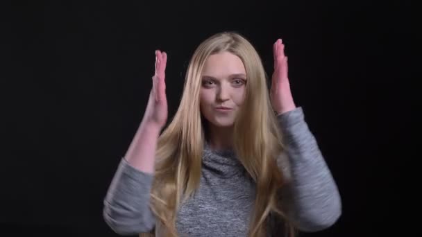Portrét mladého blonďatý modrovlasý model tančící šťastně a aktivně na černém pozadí. — Stock video
