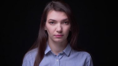 Siyah arka planda kamera ciddiye izlerken mavi bluz genç esmer işkadını portre.