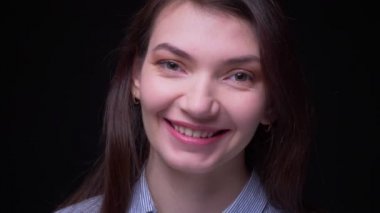 Siyah arka planda kamera içine nefis izlerken konsantre esmer iş kadını yakın çekim portre.