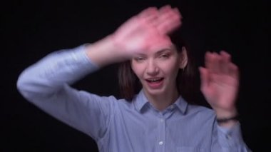 Mavi bluz dublaj sevimli esmer işkadını her şeyi göstermek için serin siyah arka planda mutlu olmak.