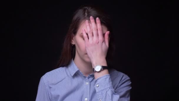 Bonita mujer de negocios morena en blusa azul gestos facepalm siendo molesto e irritado en el fondo negro . — Vídeos de Stock