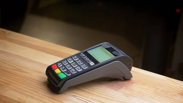 Tragere de aproape a unui terminal de plată utilizat pentru plată cu cardul de credit la locul de muncă de la birou fotografii de stoc fără drepturi de autor