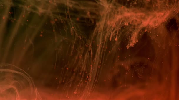 Помаранчевий колір фарби дифундує у воді при повільному русі на чорному тлі з громіздкими хмарними завитками та абстрактним вибухом диму . — стокове відео