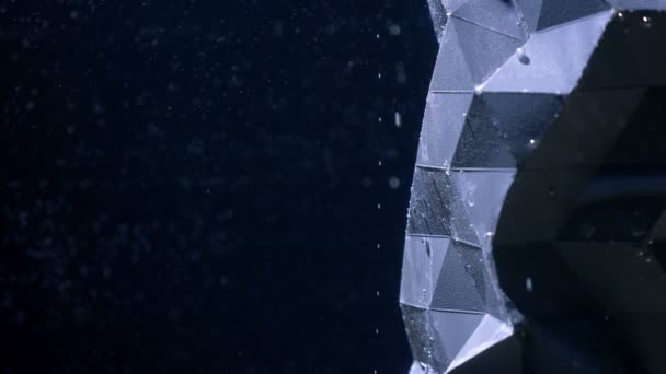 Halv-shoot av en abstrakt siffra som står under vattnet med bubblor att komma upp till ytan på svart bakgrund. — Stockvideo