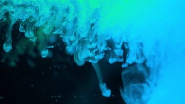 Azure renkli boya mürekkebi, cam üzerinde yavaş hareket halinde dökülme damlaları ve soyut duman patlaması ile dökülen.