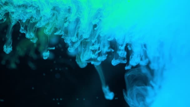 Azuurblauwe kleur verf inkt gieten over het glas in slow motion op met Inky druppels vallende en abstracte rook explosie. — Stockvideo