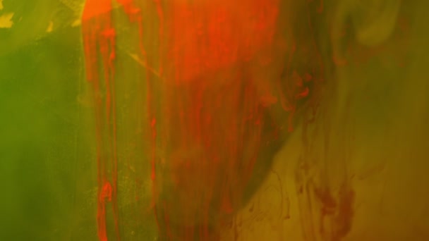 L'encre de peinture de couleur rouge coulant sur le verre au ralenti avec des gouttes d'encre tombant et une explosion de fumée jaune . — Video