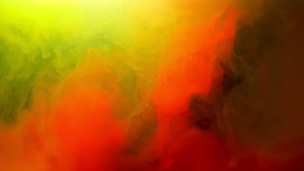 Rode en gele kleur verf inkten mengen samen in slow motion op met Inky oranje rook explosie. — Stockvideo