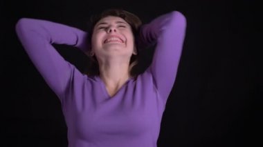 Sevimli sarışın beyaz kadın portre mutlu atlama ve memnuniyetle siyah arka planda kamera içine gülümseyen.