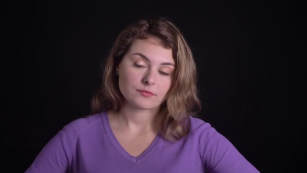 Портрет милої жінки, що дивиться в камеру з роздратуванням, щоб показати розчарування на чорному тлі . — стокове відео