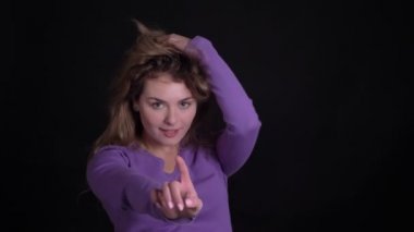 Sevimli sarışın beyaz kadın mutlu dans portre ve siyah arka planda kamera ile flört.