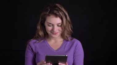 Siyah arka planda uygulamayı tavsiye etmek için sevinçle tabletin yeşil ekran gösteren kadın portresi.