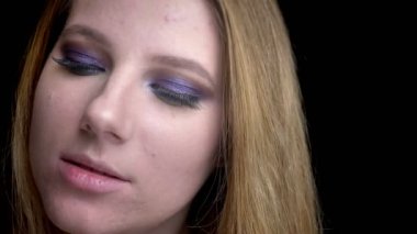 Siyah üzerinde izole arka plan ile cutesmile kamera bakarak çarpıcı makyaj ile genç güzel kadın yüz closeup ateş