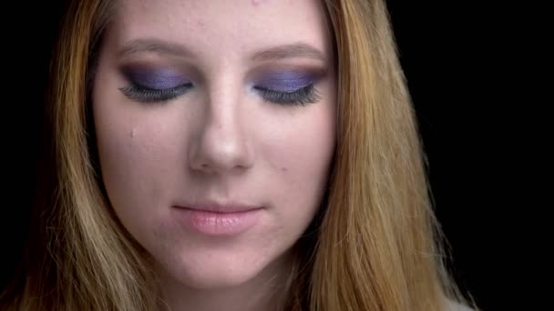 Närbild shoot av unga vackra kvinnliga ansikte med fantastisk makeup med bakgrund isolerad på svart — Stockvideo