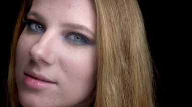 Siyah üzerinde izole arka plan ile güzel makyaj ile gülümseyen genç güzel kadın yüzü closeup çekim