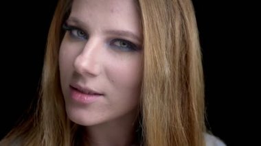 Siyah üzerinde izole arka plan ile güzel kozmetik ile gülümseyen genç güzel kadın yüzü portre