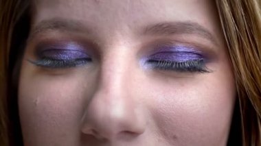 Siyah üzerinde izole arka plan ile çarpıcı makyaj ile mutlu gülümseyen kamera bakarak gözler ile genç güzel kadın yüz closeup ateş