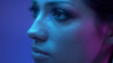 Renkli neon ışıklar glitter göz farları ile Fantastik moda modeli çevrede şaşkınlık saatler.