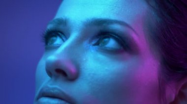 Renkli neon ışıklar glitter göz farları ile Fantastik moda modeli rüya gibi yukarı saatler.