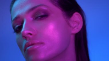 Mor neon ışıklar profil kozmik moda modeli sola döner ve memnuniyeti ile başını yükseltmek.