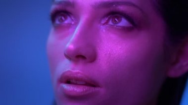 Mor neon ışıklar glitter göz farları ile Fabulous model rüya gibi yukarı saatler.