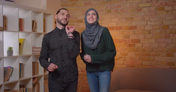 Närbild shoot av unga attraktiva Arabian par hus planering och bosätta sig i en nyköpt Lägenhet inomhus — Stockvideo