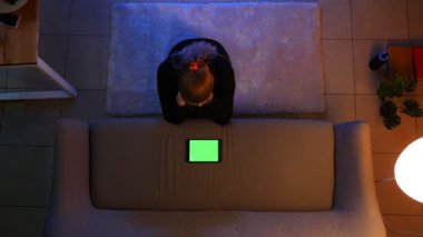 Rahat bir dairede kapalı halı üzerinde otururken tablet ve alışveriş online kullanarak güzel kadın Closeup üst ateş