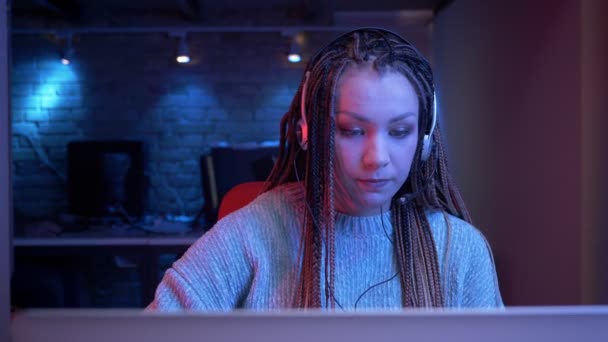 Video oyunları oynarken ve neon arka plan ile canlı akışı dreadlocks ile genç çekici kadın blogger Closeup ateş — Stok video