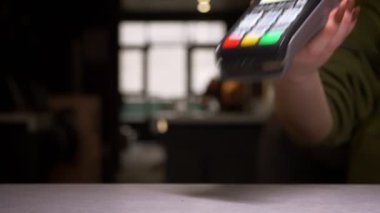 Kişinin yakın çekim başarılı temassız ödeme gerçekleştiren terminal için akıllı telefon uygular.