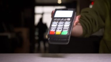 Adamın yakın çekim başarılı temassız ödeme gerçekleştiren terminal için akıllı telefon geçerlidir.