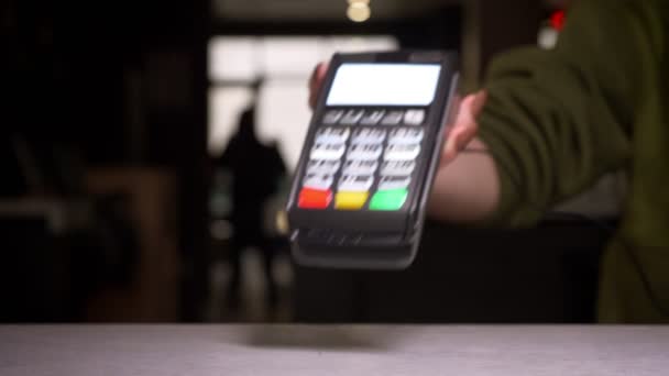 Close-up tiro do homem aplica smartphone para terminal realizando pagamento sem contato bem sucedido . — Vídeo de Stock