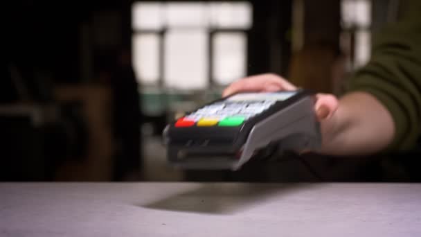 Close-up tiro de homem passando cartão de crédito através de máquina terminal realizando pagamento . — Vídeo de Stock