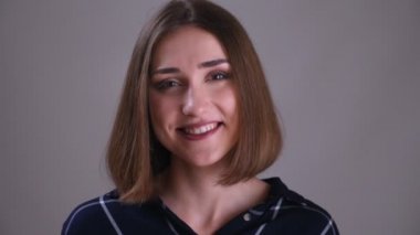 Genç oldukça kısa saçlı kadın yüz Closeup ateş gri izole arka plan ile sevimli gülümseyen yüz ifadesi ile kameraya bakarak