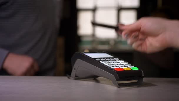 Primo piano colpo di donna attacca carta di credito al terminale che esegue il pagamento contactless di successo ottenere una tazza di caffè . — Video Stock