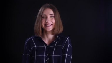 Siyah izole arka plan ile gülümseyerek ve mutlu bir şekilde gülerek kamera düz bakarak genç oldukça kısa saçlı kadın Closeup ateş
