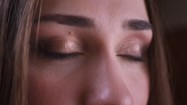 Close-up shoot van jonge mooie vrouwelijke gezicht met ogen op zoek ta camera met lachende gezichtsuitdrukking — Stockvideo