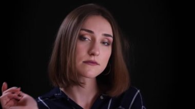 Siyah izole arka plan ile kamera önünde poz çarpıcı makyaj ile genç oldukça kısa saçlı kadın Closeup ateş