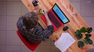 Masanın üstündeki dizüstü bilgisayara yazan ve kapalı ofiste ki bir toplantı hakkında bir hatırlatma yazan genç kafkas işadamının yakından ateş edişi