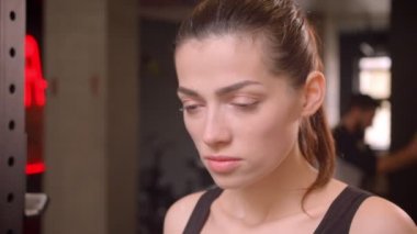 Motive olan bir at kuyruğu ile genç çekici atlet kadın Closeup ateş ve salonda egzersiz için hazırlanıyor